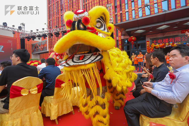 醒獅獻(xiàn)瑞